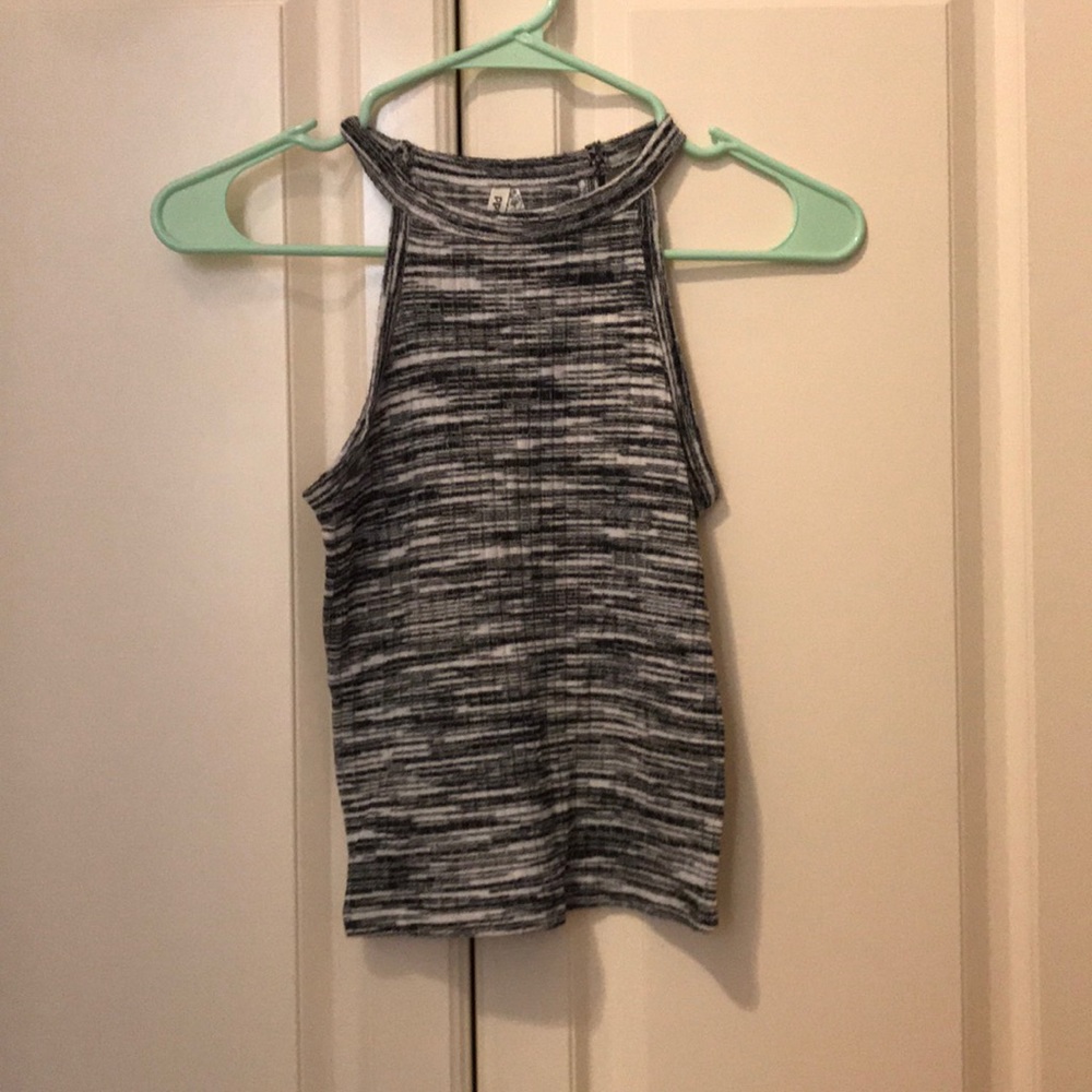 Gray tank top with white lines